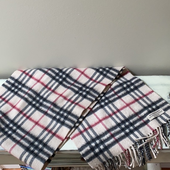 Classic Cashmere Burberry scarf - Picture 5 of 5